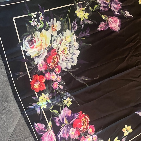 NWT Express. OS Scarf/Wrap in Beautiful Floral Design - Picture 3 of 9